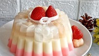 Paduan rasa buah leci yang manis segar dengan wanginya sirup cocopandan membuat puding ini amat nikmat. Tampilannya juga cantik dengan warna pink dan putih. Kamu bisa membuatnya dengan melihat resep ini. Foto: Amatulsaragih
