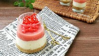 Puding cantik ini terdiri dari remahan biskuit halus di bagian bawah dan 2 jenis puding yang ditaruh berlapis di atasnya. Bahannya ada agar-agar bubuk putih, jelly bubuk putih, dan jus jambu biji merah. Resep lengkapnya ada di sini. Foto: Tetty Malinda 