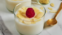 Teksturnya creamy dan lembut dengan rasa manis gurih yang puaskan selera, inilah puding kelapa vanilla. Bahannya antara lain agar-agar bubuk putih, santan cair, gula pasir, dan vanilla bubuk. Intip cara membuatnya di sini. Foto: Sasa