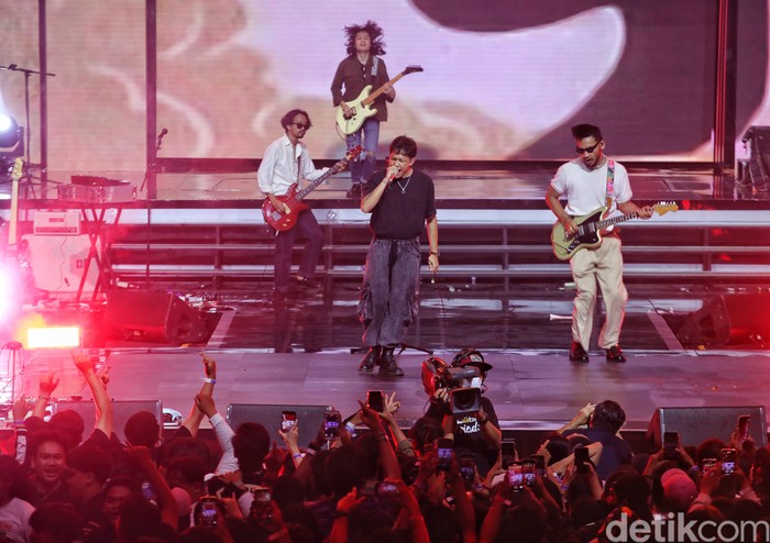 Aksi .Feast Gemparkan Panggung Allo Bank Festival Band .Feast tampil di panggung Indoor Allo Bank Festival, Istora Senayan, Jakarta Selatan, Minggu (22/5/2022). Tak sedikit dari penonton yang berjingkrakan bersama .Feast di panggung utama Allo Bank Festival 2022.