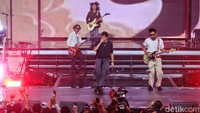 Suasana semakin pecah ketika lagu Peradaban dilantunkan. Baru saja masuk intro musik, penonton yang datang langsung berteriak dan siap bernyanyi bersama. Ketika lagu itu dilantunkan Istora Senayan berguncang. Penonton yang datang kompak menyanyikan lagu itu. 