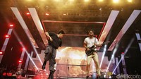 Seperti biasa, Baskara Putra dan kawan-kawan pun berjingkrakan di panggung. Sementara itu personel yang lain ikut menyemangatkan keadaan yang ada. 