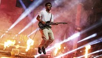 Pada akhir aksi .Feast pun ditutup dengan lagu Kelelawar yang tentunya semakin memecahkan suasana. 