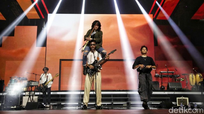 Band .Feast tampil di panggung Indoor Allo Bank Festival, Istora Senayan,  Jakarta Selatan, Minggu (22/5/2022). Tak sedikit dari penonton yang berjingkrakan bersama .Feast di panggung utama Allo Bank Festival 2022.