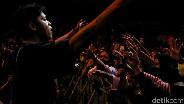 Aksi .Feast Gemparkan Panggung Allo Bank Festival Band .Feast tampil di panggung Indoor Allo Bank Festival, Istora Senayan, Jakarta Selatan, Minggu (22/5/2022). Tak sedikit dari penonton yang berjingkrakan bersama .Feast di panggung utama Allo Bank Festival 2022.