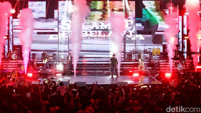 Aksi .Feast Gemparkan Panggung Allo Bank Festival Band .Feast tampil di panggung Indoor Allo Bank Festival, Istora Senayan, Jakarta Selatan, Minggu (22/5/2022). Tak sedikit dari penonton yang berjingkrakan bersama .Feast di panggung utama Allo Bank Festival 2022.