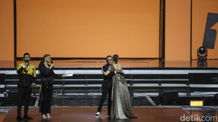 Aksi Panggung Ari Lasso Usai Rehat Melawan Kanker Ari Lasso akhirnya kembali tampil di panggung hiburan untuk kali pertama usai rehat melawan kanker. Momen itu terjadi di Allo Bank Festival 2022, Sabtu, 21/5/2022.