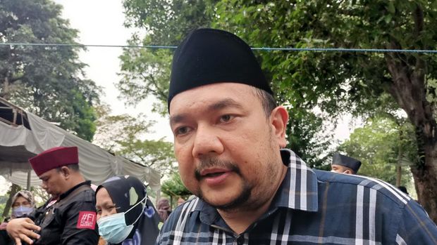 Suami Fahira Idris, Aldwin Rahadian, di TPU Tanah Kusir, Jakarta Selatan, Minggu (22/5/2022), usai pemakaman Fahmi Idris.