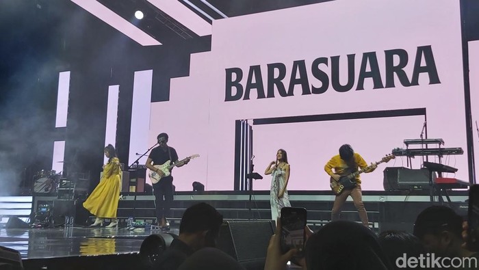 Penampilan Barasuara di Allo Bank Festival 2022.