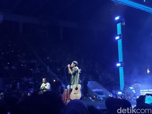 Seru! Nyanyi Bareng Fourtwnty-RAN di Allo Bank Festival 2022 Day 3