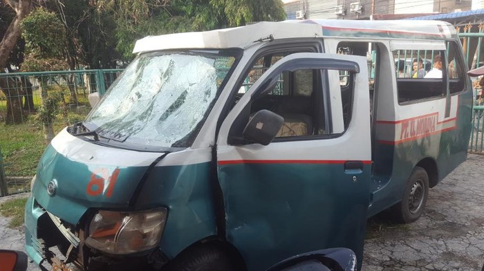 Angkot di Medan dirusak warga karena sopir kabur usai menabrak