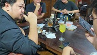 Ini momen lain ketika Ari Lasso nongkrong bareng Ahmad Dhani di rumah musisi pelantun lagu Kangen itu. Mereka nggobrol seru sambil menikmati minuman. Foto: Instagram @ari_lasso