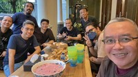 Bersama teman-temannya, Ari Lasso sempat nongkrong bersama di rumah. Mereka menikmati es buah dan aneka gorengan. Foto: Instagram @ari_lasso