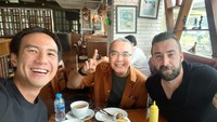Ari Lasso bersama VJ Daniel tampak menikmati menu sarapan di salah satu restoran. Ari minum teh hangat dan seporsi sosis. Foto: Instagram @ari_lasso