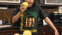 Pelantun lagu Hampa ini suka sekali mengonsumsi buah-buahan. Momen satu ini memperlihatkan dirinya sedang berfoto dengan buah pir. Foto: Instagram @ari_lasso