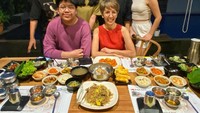 Ari Lasso bersama keluarganya membagikan momen hangat kebersamaan mereka. Saat itu sedang menikmati Korean BBQ di rumah. Foto: Instagram @ari_lasso
