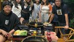 10 Potret Ari Lasso Saat Ngopi dan Makan Hot Pot Bareng Keluarga