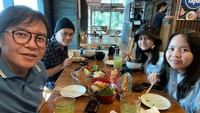 Penyanyi berusia 49 tahun ini juga pernah membagikan momen seruny bersama san anak. Ketika itu mereka sedang berada di restoran Jepang. Foto: Instagram @ari_lasso