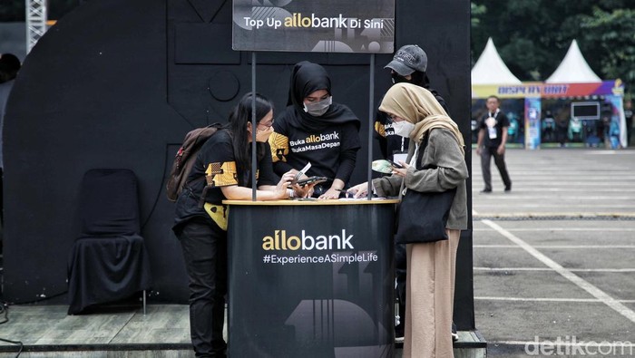 Pengunjung menikmati suasana Allo Bank Festival di kawasan Istora Senayan, Jakarta Selatan, Minggu (22/5).