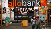 Pengunjung menikmati suasana Allo Bank Festival di kawasan Istora Senayan, Jakarta Selatan, Minggu (22/5).  