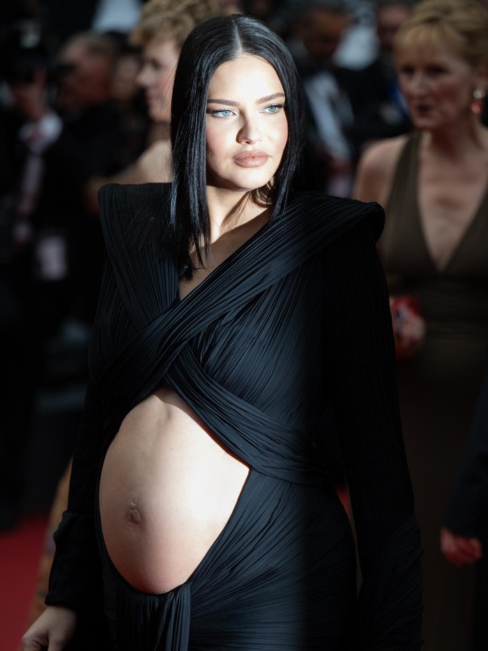 Best Style 22 Mei 2022 CANNES, FRANCE - MAY 18: Adriana Lima attends the screening of Top Gun: Maverick during the 75th annual Cannes film festival at Palais des Festivals on May 18, 2022 in Cannes, France. (Photo by Samir Hussein/WireImage)