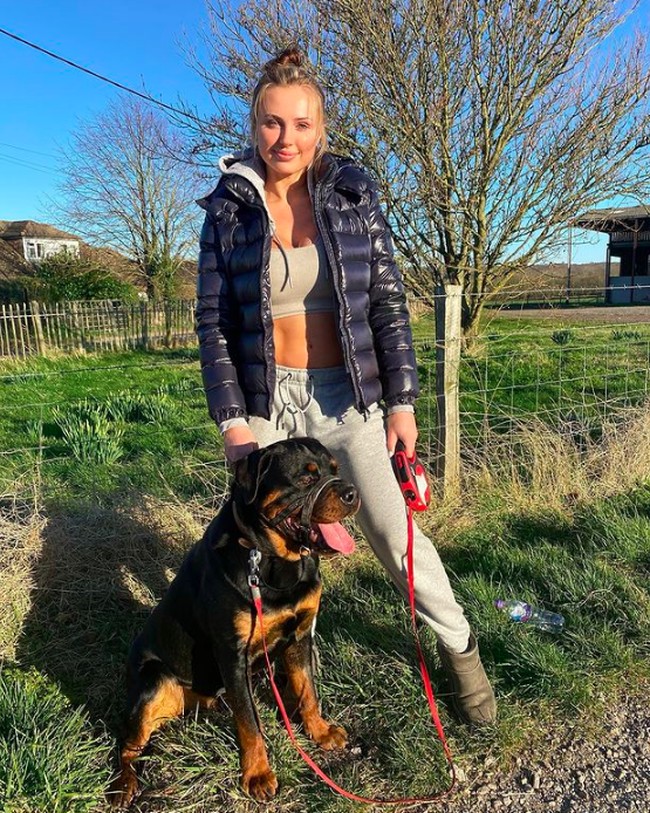 “Aku bersenang-senang di jembatan hari ini dan aku pikir pengemudi truk menyukainya,” ungkap Billie di Twitter pada April lalu. Foto: dok. Instagram