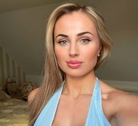 Foto: Model OnlyFans Kontroversial, Ekspos Payudara di Atas Jembatan
