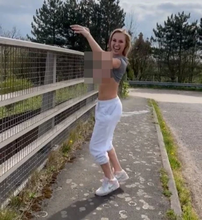 Inilah aksi Billie Louise yang mengangkat baju dan melambaikan tangan di atas jembatan. Video berdurasi 12 detik itu diunggahnya di Twitter dan jadi viral. Dalam momen tersebut, wanita 27 tahun itu tidak mengenakan bra. Payudaranya sengaja dieksposnya.  Foto: dok. Twitter