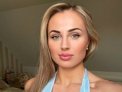 Foto: Model OnlyFans Kontroversial, Ekspos Payudara di Atas Jembatan