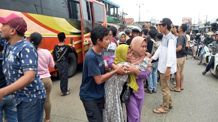 Korban luka kecelakaan bus peziarah di Ciamis tiba di Jl Raya Kresek, Kabupaten Tangerang, Minggu (22/2/2022).