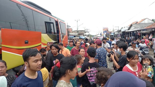 Korban luka kecelakaan bus peziarah di Ciamis tiba di Jl Raya Kresek, Kabupaten Tangerang, Minggu (22/2/2022).