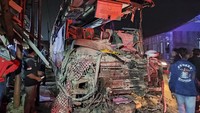 Di saat jalan menurun tersebut, Bus kemudian menabrak Microbus yang sedang berhenti dipinggir jalan sebelah kiri. Bus lalu menabrak sepeda motor dan kendaraan box di arah berlawanan. 