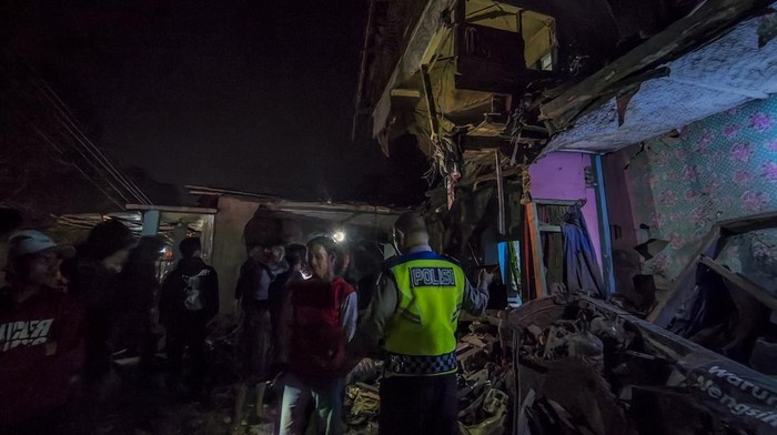 Bus Peziarah Tabrak Rumah di Ciamis, 4 Orang Meninggal Dunia Petugas polisi berjaga jaga di dekat bus Pariwisata yang menabrak rumah warga di Payungsari, Kecamatan Panumbangan, Kabupaten Ciamis, Jawa Barat, Sabtu (21/5/2022). Sebanyak empat orang tewas dan 24 orang luka-luka dalam kejadian tersebut. ANTARA FOTO/Iyang/ADB/hp.