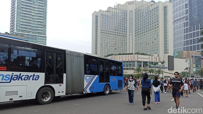 Bus TransJ melintas saat CFD di Bundaran HI (Tiara Aliya/detikcom)