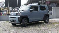 Importir umum serta dealer spesialis kendaraan CBU, Safari Motor, belum lama ini membawa Daihatsu Taft Reborn. Mobil ini sangat berbeda wujudnya dengan Daihatsu Taft yang umum berkeliaran di jalanan Indonesia. Daihatsu Taft yang dibawa oleh Safari Motor kali ini adalah Taft Reborn. Mobil ini masuk dalam kategori mobil kecil atau kei car di Jepang sana. Tak heran, dimensi serta mesinnya cukup kompak. Foto: Muhammad Hafizh Gemilang/detikOto
