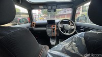 Daihatsu membekali Taft Reborn dengan atap model panoramic yang membuat kesan lega di ruang kepala. Selain itu, fiturnya pun termasuk lengkap di kelasnya. Foto: Muhammad Hafizh Gemilang/detikOto