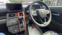 Kendati demikian, Kamal memastikan harga jual dari Daihatsu Taft Reborn yang mereka bawa ini tidak lebih mahal dari Taft Reborn yang dimasukkan oleh dealer CBU di Malaysia. Mereka menjual seharga Rp 800 juta dan Kamal menjamin harganya tak lebih mahal dari itu. Foto: Muhammad Hafizh Gemilang/detikOto