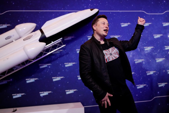 SpaceX owner and Tesla CEO Elon Musk gestures as he arrives on the red carpet for the Axel Springer Awards ceremony, in Berlin, on December 1, 2020. (Photo by HANNIBAL HANSCHKE / POOL / AFP)