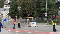 Lokasi ini juga menawarkan pemandangan yang luar biasa. Hotel tempat pertemuan dikelilingi padang rumput hijau dan jejeran gunung yang tinggi. Perjalanan menuju lokasi pun tak kalah menarik. Sepanjang mata memandang, di sisi kanan kiri kami disuguhkan lansekap indah.  