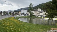 Namun sayang, ada hal yang kurang dalam perjalanan kali ini. Davos pada bulan ini menuju musim panas. Bila digelar bulan Januari seperti biasanya, dipastikan lokasi akan dipenuhi salju. Meski begitu, salju masih terlihat di puncak-puncak gunung, udara dingin pun masih terasa di lokasi.  