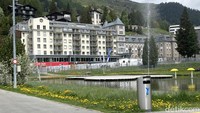 Seperti tahun-tahun sebelumnya, WEF digelar di Davos, Swiss. Namun bedanya, biasanya WEF digelar pada awal tahun yaitu di bulan Januari, pada tahun ini WEF digelar di bulan Mei.  