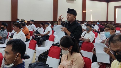 Direktur Walhi Bali Made Krisna Dinata menyampaikan penolakan rencana pembangunan terminal LNG.