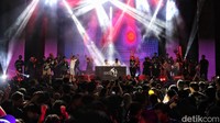 Pesta ajojing dibuka dengan merdunya alunan suara Dian Sastro pada lagu orisinal Serenata Jiwa Lara yang dilanjutkan dengan lagu Rindu Ini.  