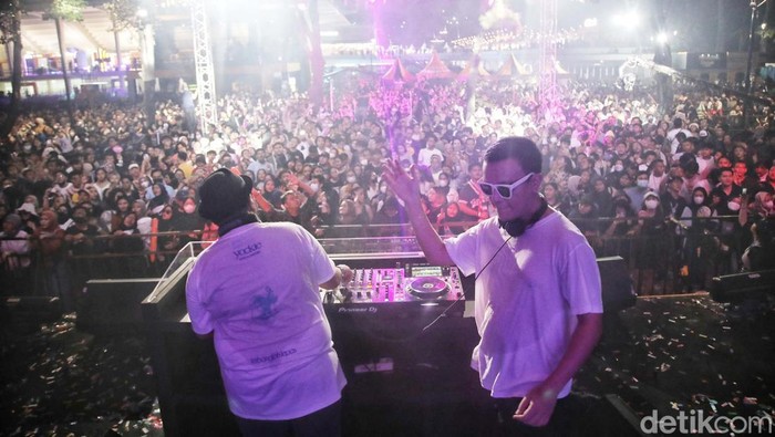Duo Disc Jockey Diskoria tampil dalam Allo Bank Festival di kawasan Istora Senayan, Jakarta Selatan, Minggu (22/5/2022). Hasil remix serta visualisasi retrowave dengan gradasi menarik begitu memanjakan mata penonton untuk berdansa meriah di akhir acara.