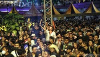 Meski Merdi dan Aat nampak anteng di meja mereka masing-masing, gairah penonton untuk bergoyang tak dapat terelakkan di momen itu dan saat Sinaran diputar.  