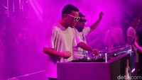 Duo Merdi Simanjuntak dan Fadli Aat dengan rapi memotong alur lagu demi lagu yang membawa emosi penonton naik dan turun serta seolah tak habis meski malam makin larut.  