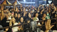 Pengunjung makin riuh saat sejumlah lagu lawas diputar, mulai dari Prahara Cinta, Balada Insan Muda, hingga Galih dan Ratna, Oh Kasih, serta Khayalan. Halaman Istora Senayan pun jadi lantai dansa ribuan penonton.  