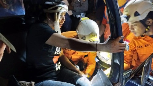 Evakuasi korban kecelakaan tunggal terjadi di Jalan Sudirman, Karangasem, Bali, Sabtu (21/5/2022) malam.