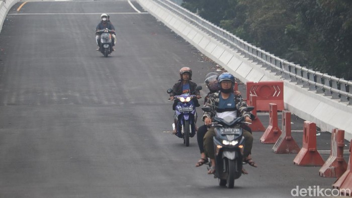 Kendaraan melintas di Flyover Kopo, Jalan Soekarno-Hatta, Kota Bandung, Minggu (22/5/2022).