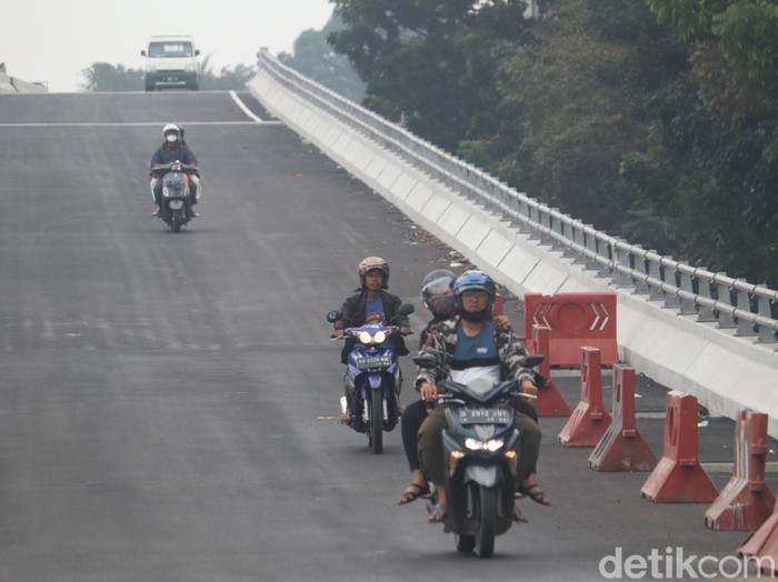 Kendaraan melintas di Flyover Kopo, Jalan Soekarno-Hatta, Kota Bandung, Minggu (22/5/2022).